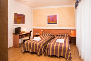 In-room safe, desk, blackout curtains, iron/ironing board - AHR Hotel Antille (Pianiga)