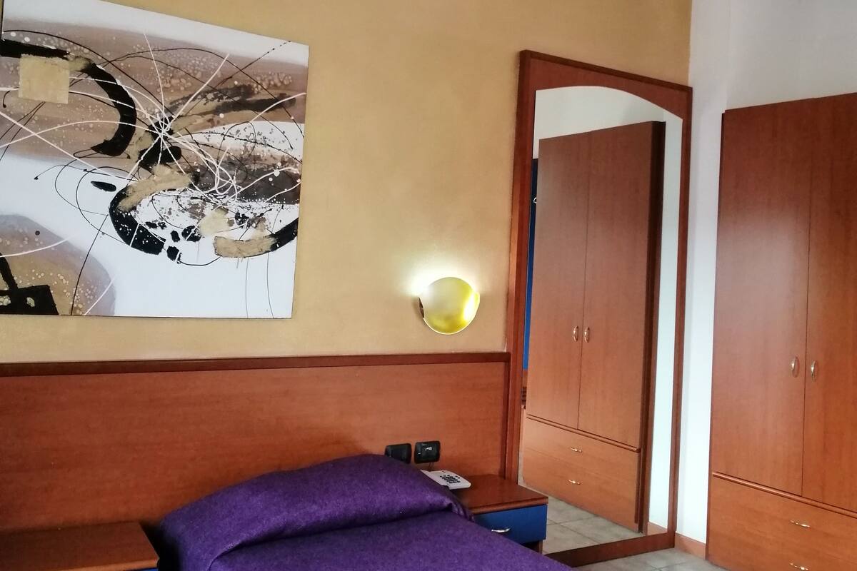 Classic Single Room | In-room safe, desk, blackout drapes, iron/ironing board (on request)