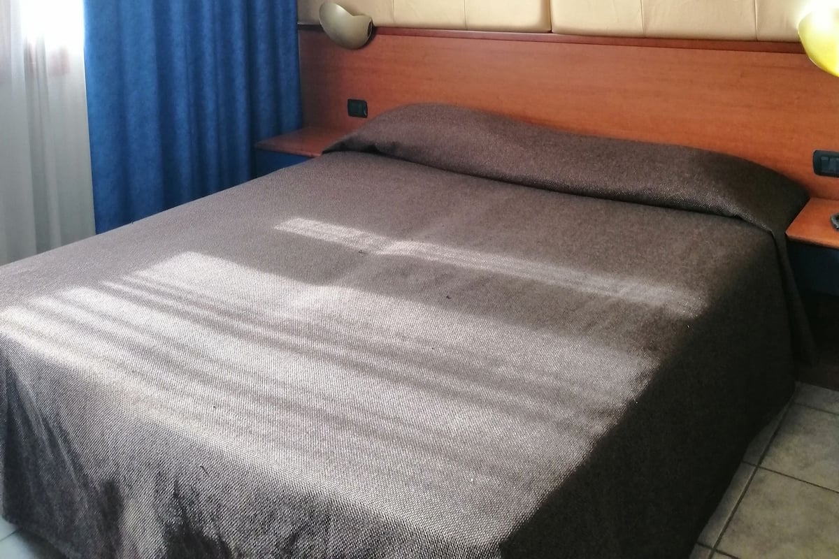 Habitación doble | Caja de seguridad en la habitación, escritorio y cortinas blackout
