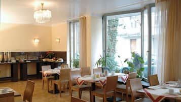 Desayuno buffet (EUR 15 por persona)