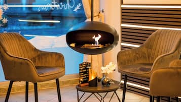 Coin salon dans le hall