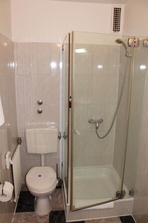 Single Room | Bathroom | Hair dryer, towels, soap, shampoo - City Hotel Mercator (Frankfurt)