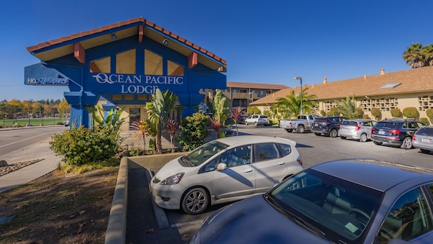 The Ocean Pacific Lodge building with a clear blue sky. - Ocean Pacific Lodge (Santa Cruz)