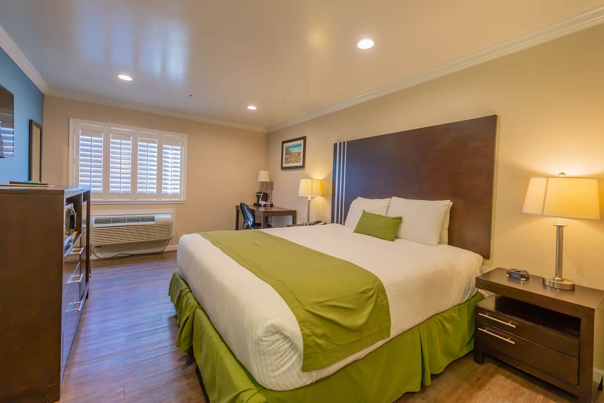 Standard Room, 1 King Bed | Desk, iron/ironing board, cribs (surcharge), WiFi (free)
