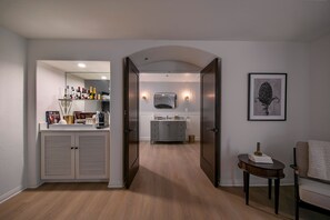 Premium bedding, pillow-top beds, minibar, in-room safe - The Colony Palms Hotel and Bungalows - Adults Only (Palm Springs)