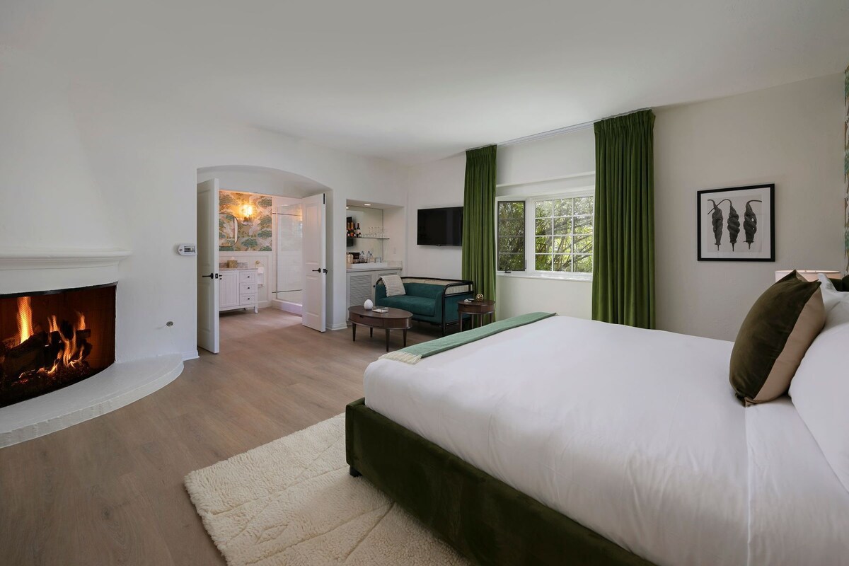 Junior bungalow | Luxe beddengoed, pillowtop-bedden, een minibar, een kluis op de kamer