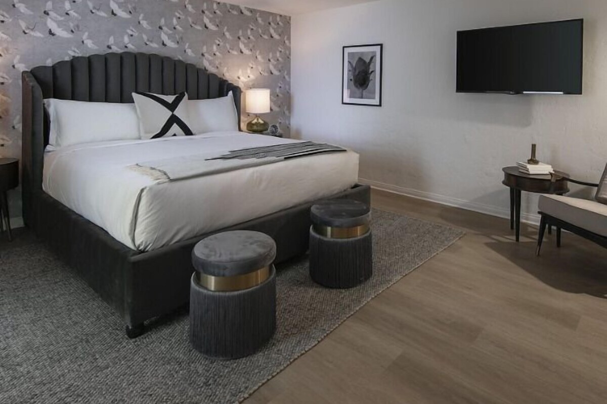 Kamer, 1 kingsize bed | Luxe beddengoed, pillowtop-bedden, een minibar, een kluis op de kamer