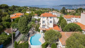 Una piscina al aire libre de temporada