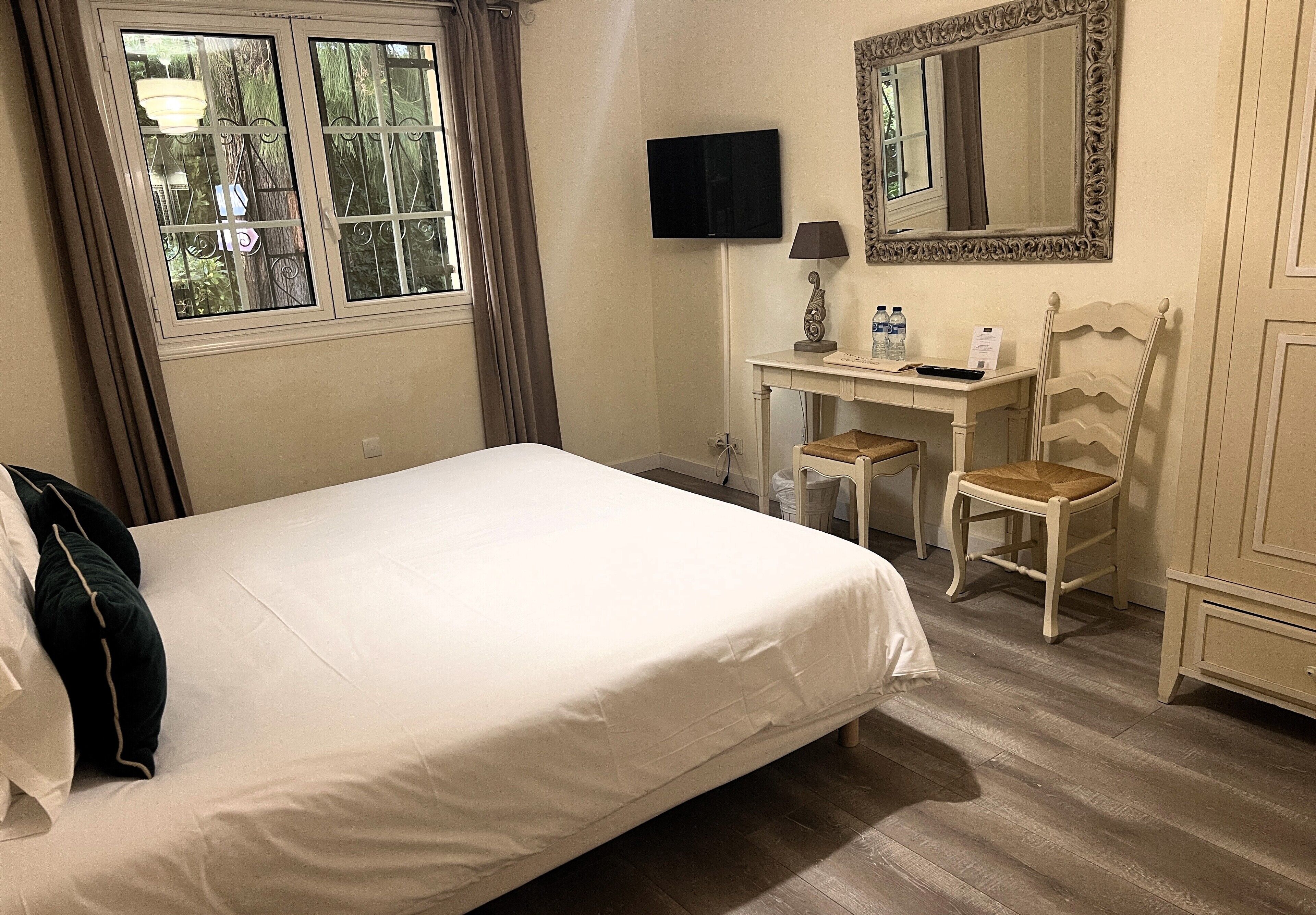 comfort double room | in-room safe, desk, soundproofing, free wifi