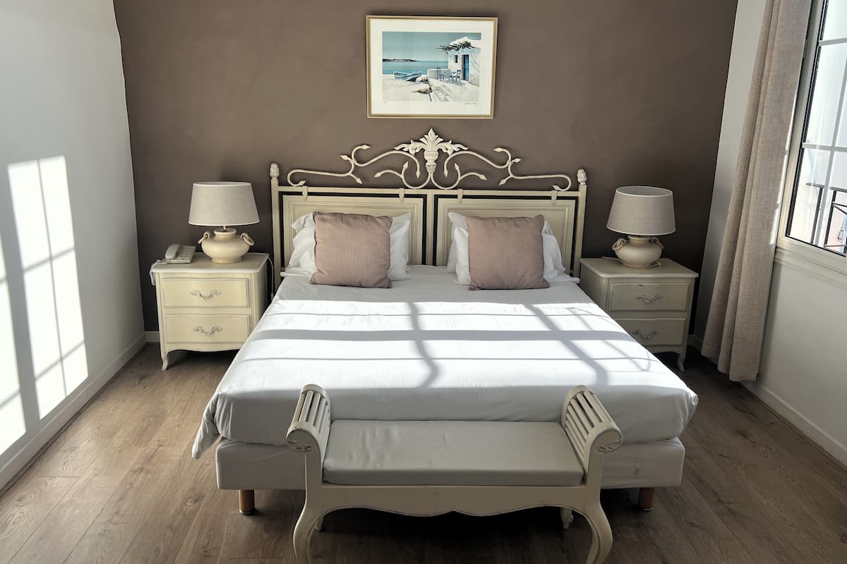 Junior Double Room | In-room safe, desk, soundproofing, free WiFi