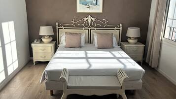 Caja de seguridad en la habitación y escritorio