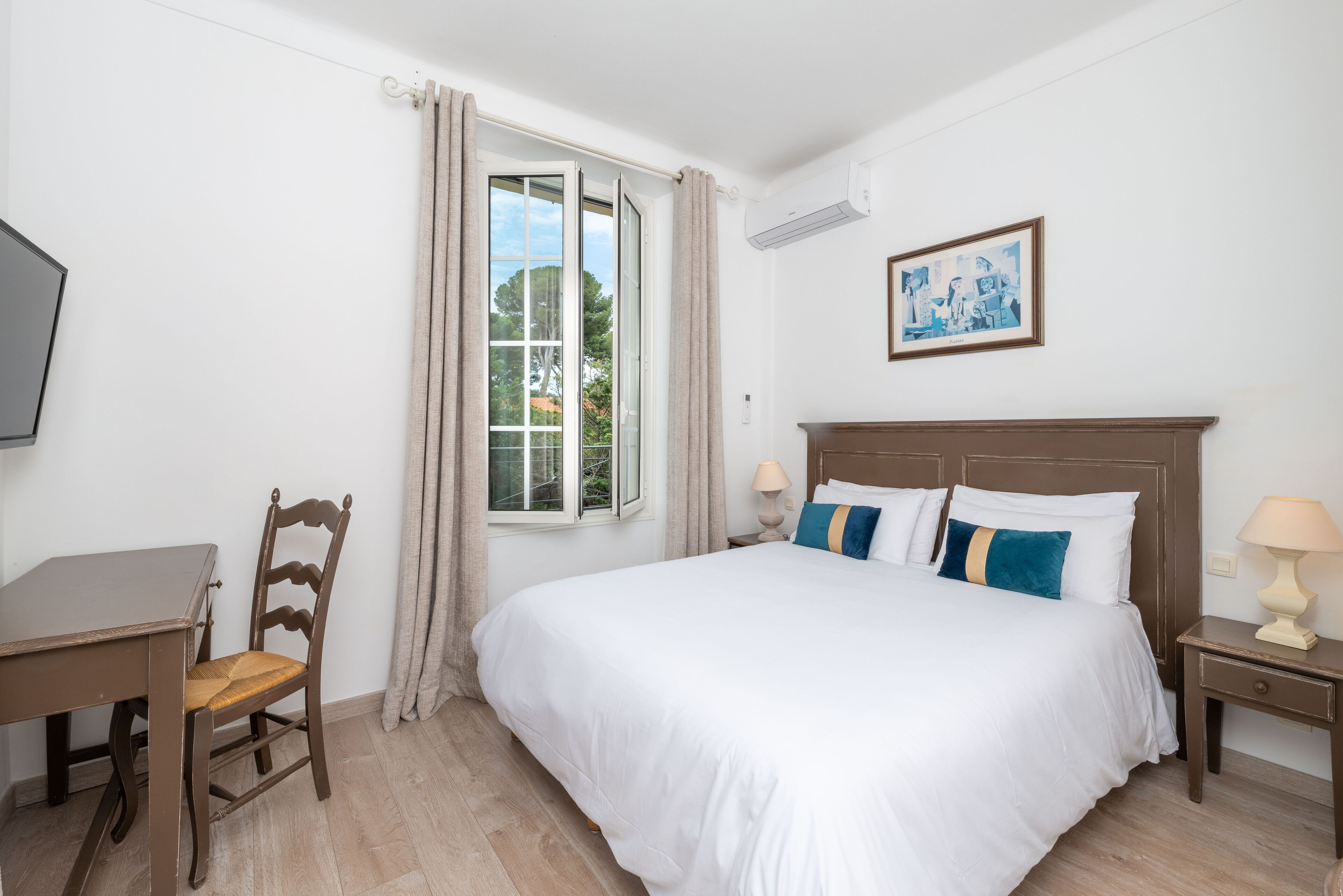 in-room safe, desk, soundproofing, free wifi