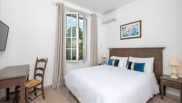 Caja de seguridad en la habitación y escritorio