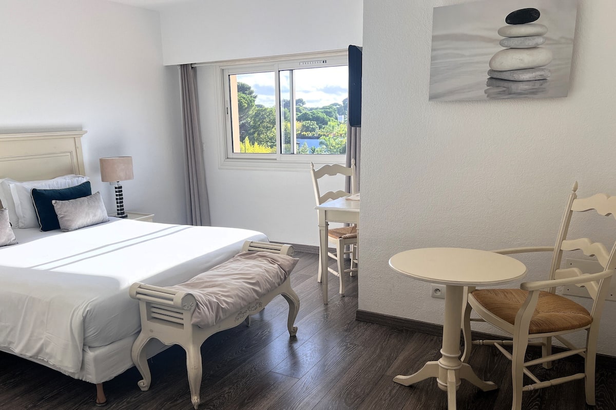 Superior Double Room | In-room safe, desk, soundproofing, free WiFi