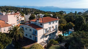 A hotel with multiple floors, balconies, and a swimming pool. - Hôtel Beau Site - Cap d'Antibes (Antibes)
