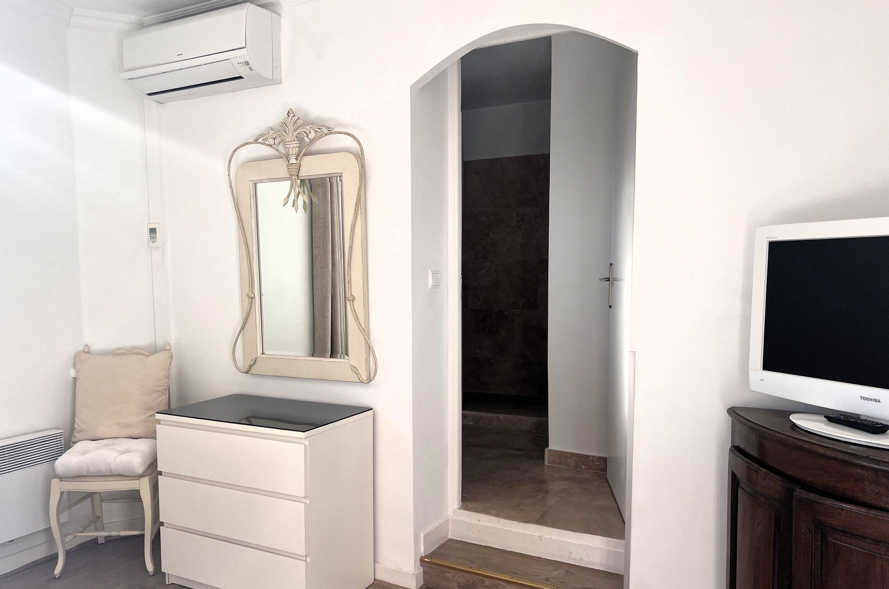 junior double room | in-room safe, desk, soundproofing, free wifi