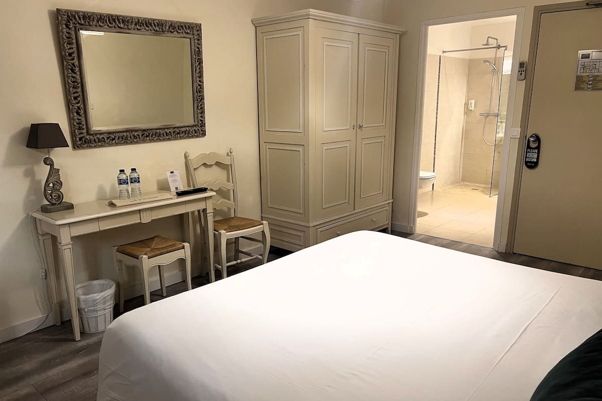 Comfort Double Room | In-room safe, desk, soundproofing, free WiFi