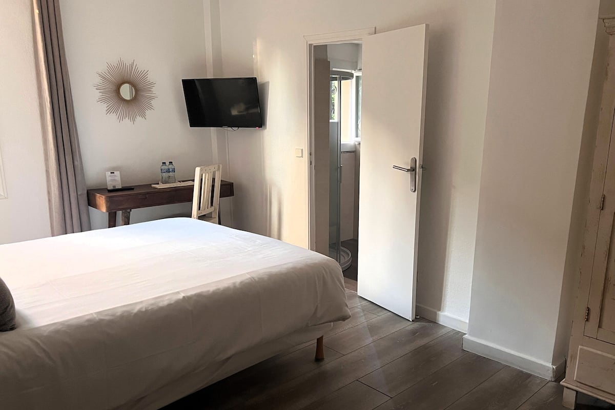 Standard Double Room | In-room safe, desk, soundproofing, free WiFi
