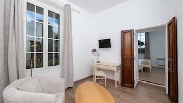 Habitació doble júnior | Caixa forta a l'habitació, escriptori i habitacions insonoritzades