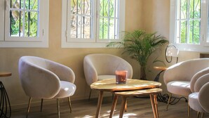 A room with three chairs, a round table, and a potted plant. - Hôtel Beau Site - Cap d'Antibes (Antibes)