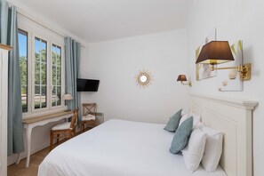 In-room safe, desk, soundproofing, free WiFi - Hôtel Beau Site - Cap d'Antibes (Antibes)