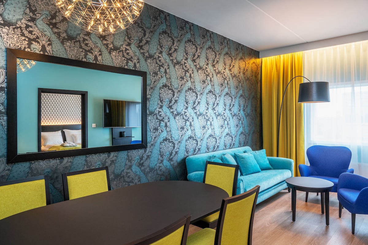 Suite, Nichtraucher | Hochwertige Bettwaren, Minibar, Zimmersafe, Schreibtisch