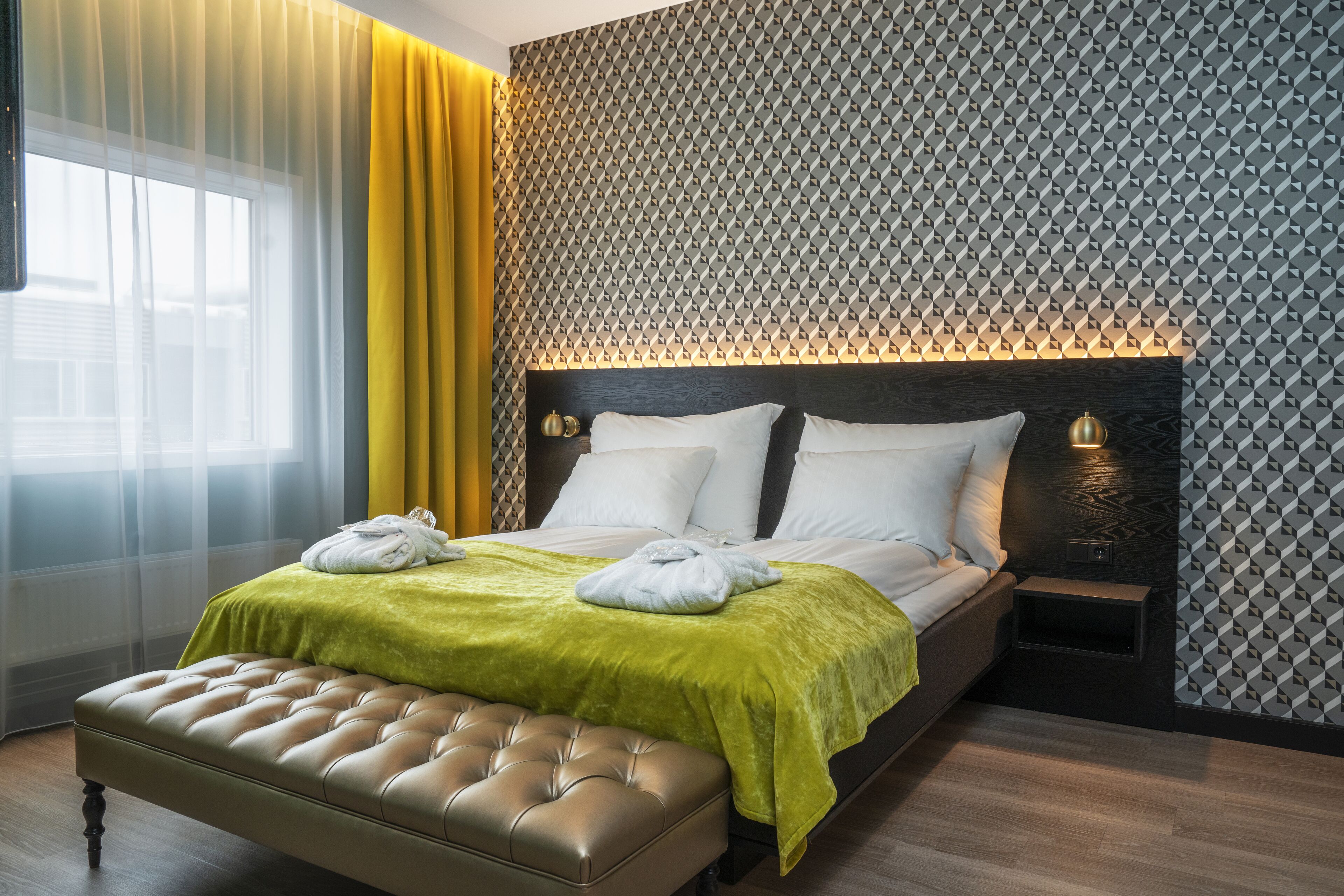 Luxe beddengoed, een minibar, een kluis op de kamer, een bureau