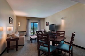 Suite, 1 King-Bett und Schlafsofa | Wohnbereich