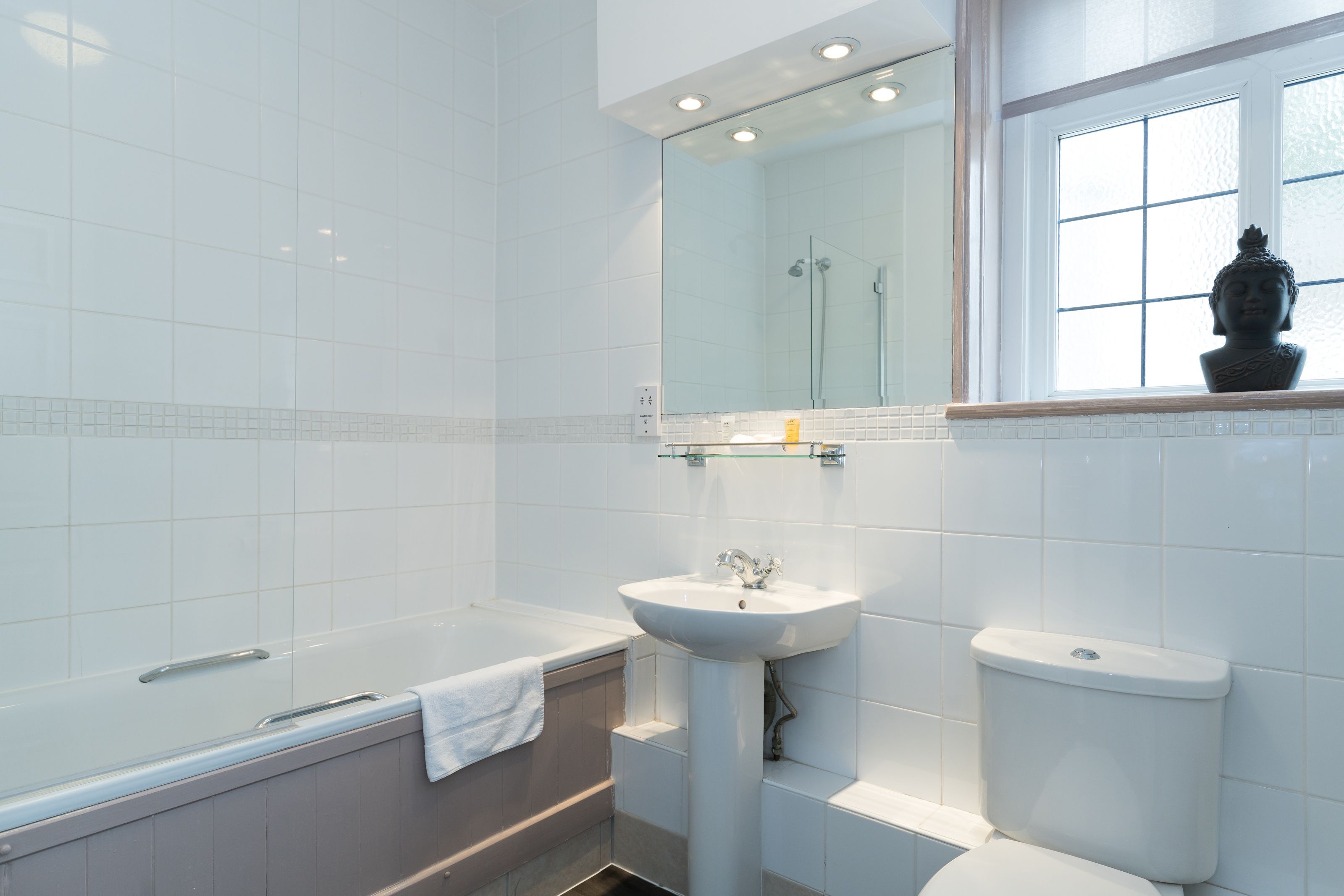 Un baño moderno con bañera, lavabo e inodoro.