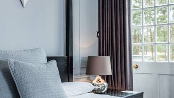 Junior Studio Suite, 1 King Bed, Balcony, Garden View | In-room safe, blackout drapes, iron/ironing board, cribs/infant beds