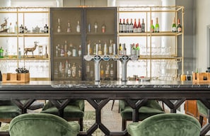 Bar (trong khuôn viên)