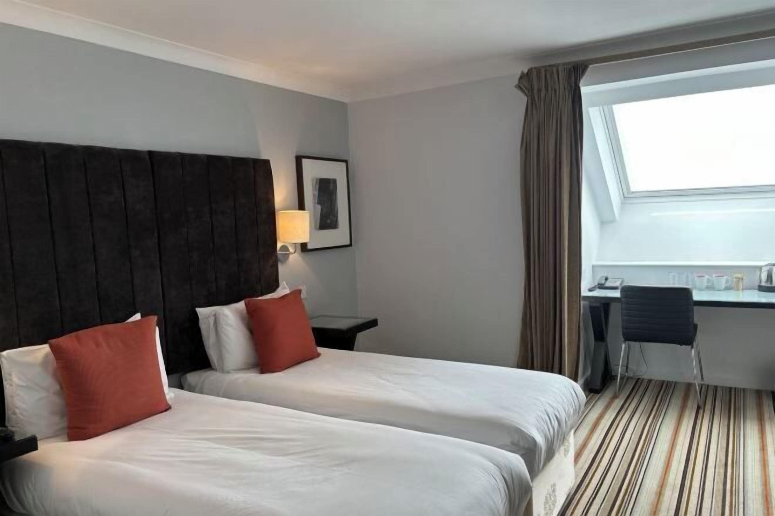 Skrivebord, skrivebord for bærbar PC og blendingsgardiner