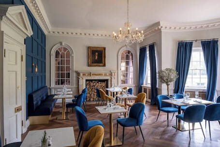 Breakfast, lunch and dinner served