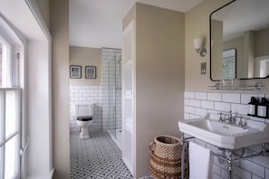 Articles de toilette gratuits, sèche-cheveux, serviettes fournies