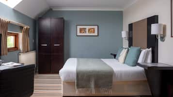 Escritorio, espacio para trabajar con laptop y cortinas blackout