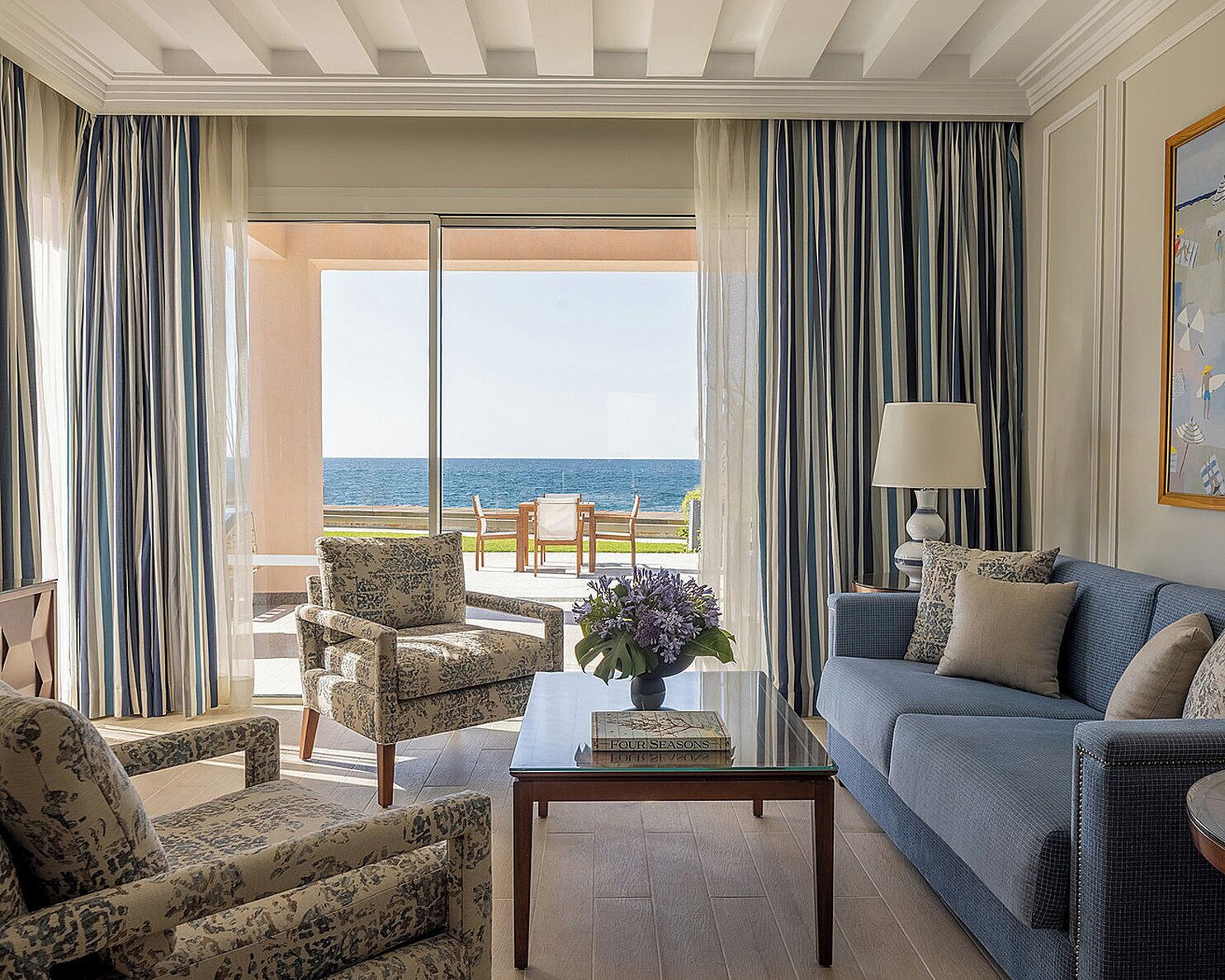 Villa, 1 habitación, alberca privada, vista al mar | Área de sala de estar | Televisión LED de 32 pulgadas con canales por cable y televisión 