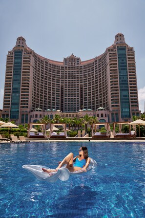 Indoor pool, seasonal outdoor pool, pool umbrellas, sun loungers - Four Seasons Hotel Alexandria at San Stefano (Alexandria)