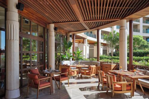 7 restaurants; breakfast, lunch, dinner, and brunch served