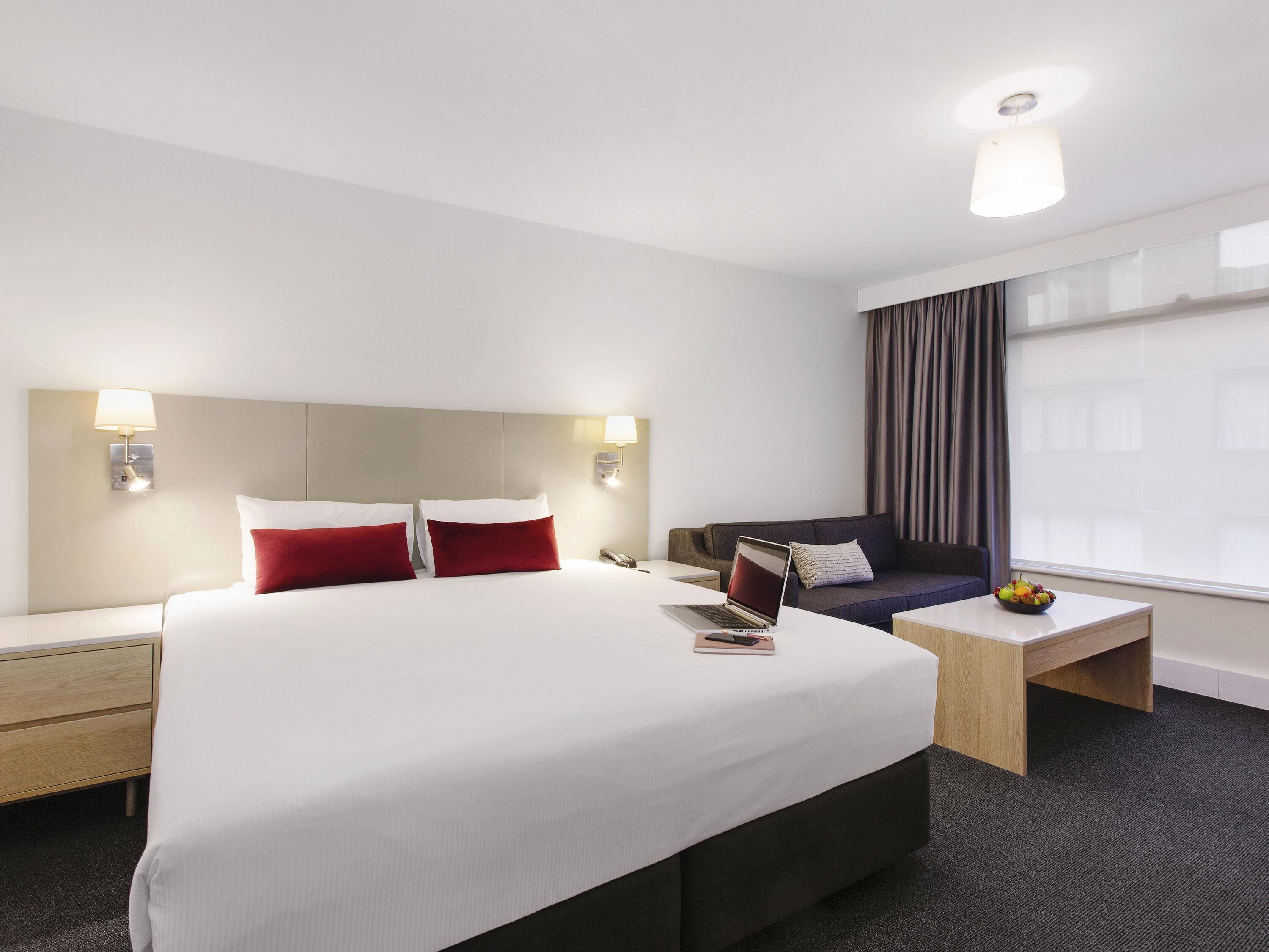 Standard Room, 1 King Bed | In-room safe, desk, laptop workspace, blackout drapes