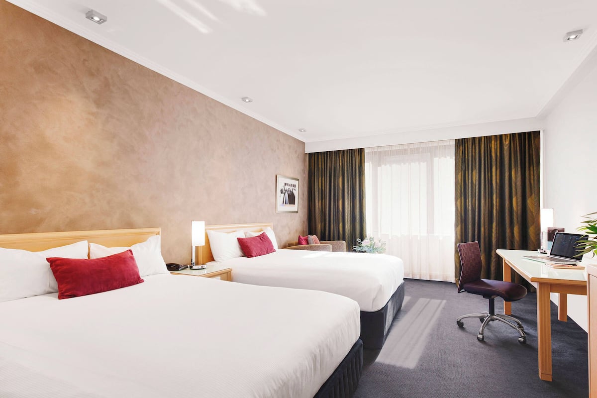 1 habitación, caja de seguridad en la habitación y escritorio