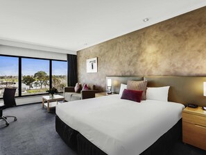 Zimmersafe, Schreibtisch, laptopgeeigneter Arbeitsplatz