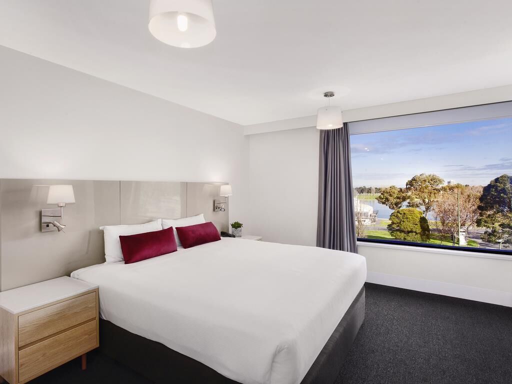 Chambre supérieure, 1 très grand lit, vue sur le lac | Coffre-fort, bureau, espace de travail pour ordinateurs portables