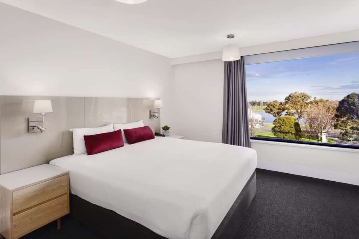 Chambre supérieure, 1 trÚs grand lit, vue sur le lac | Coffre-fort, bureau, espace de travail pour ordinateurs portables