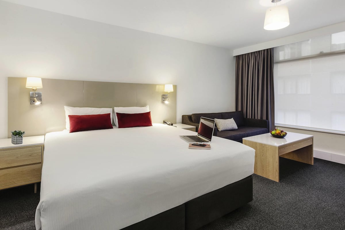 Standard Room, 1 King Bed | 1 bedroom, in-room safe, desk, laptop workspace