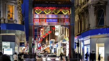Une rue aux bâtiments d’architecture traditionnelle, agrémentée d’une promenade piétonne et bordée de diverses boutiques.