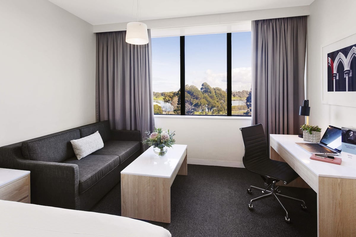 Caja de seguridad en la habitación y escritorio