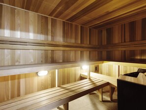 Una piscina techada, sillones reclinables de piscina