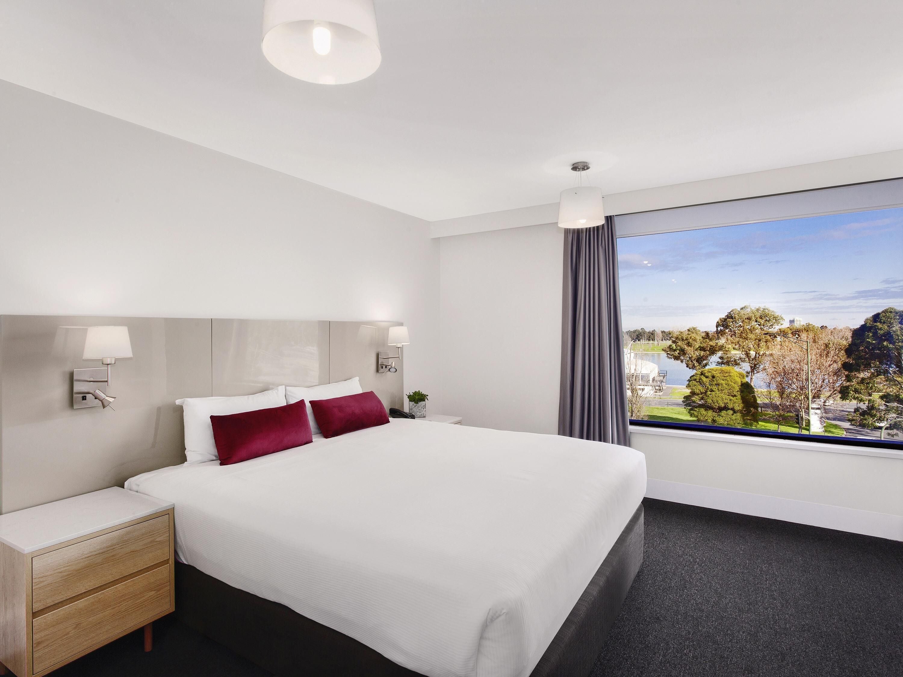 Superior Room, 1 King Bed, Lake View | In-room safe, desk, laptop workspace, blackout drapes