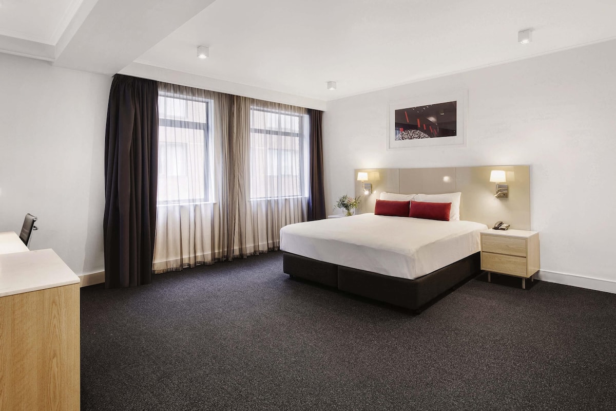 Suite, 1 Double Bed | In-room safe, desk, laptop workspace, blackout drapes