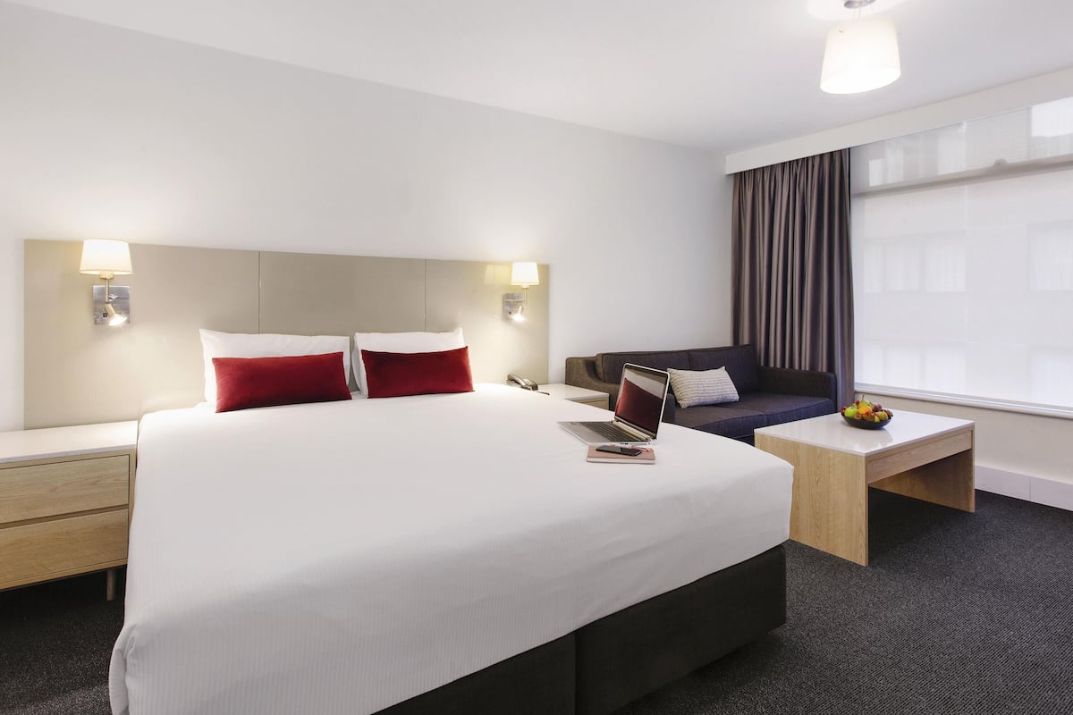 Standard Room, 1 King Bed | 1 bedroom, in-room safe, desk, laptop workspace